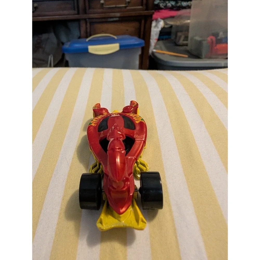 Hot Wheels HW City Scorpedo 2013 Die Cast Toy Car Red Yellow Fantasy Vehicle